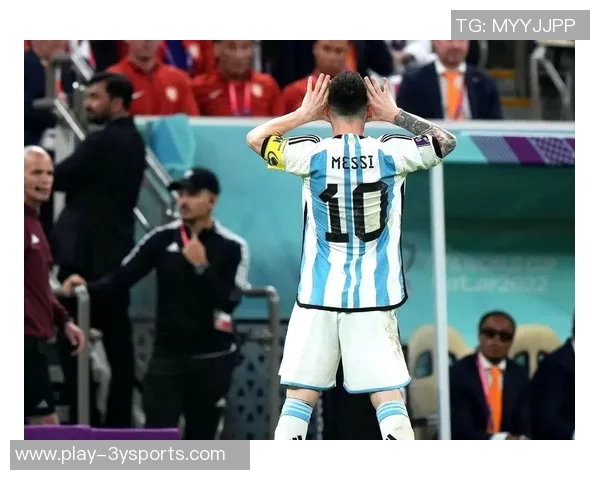 曼奇尼比赛中再施奇招挑衅对手摸臀飞吻引发对方一笑置之